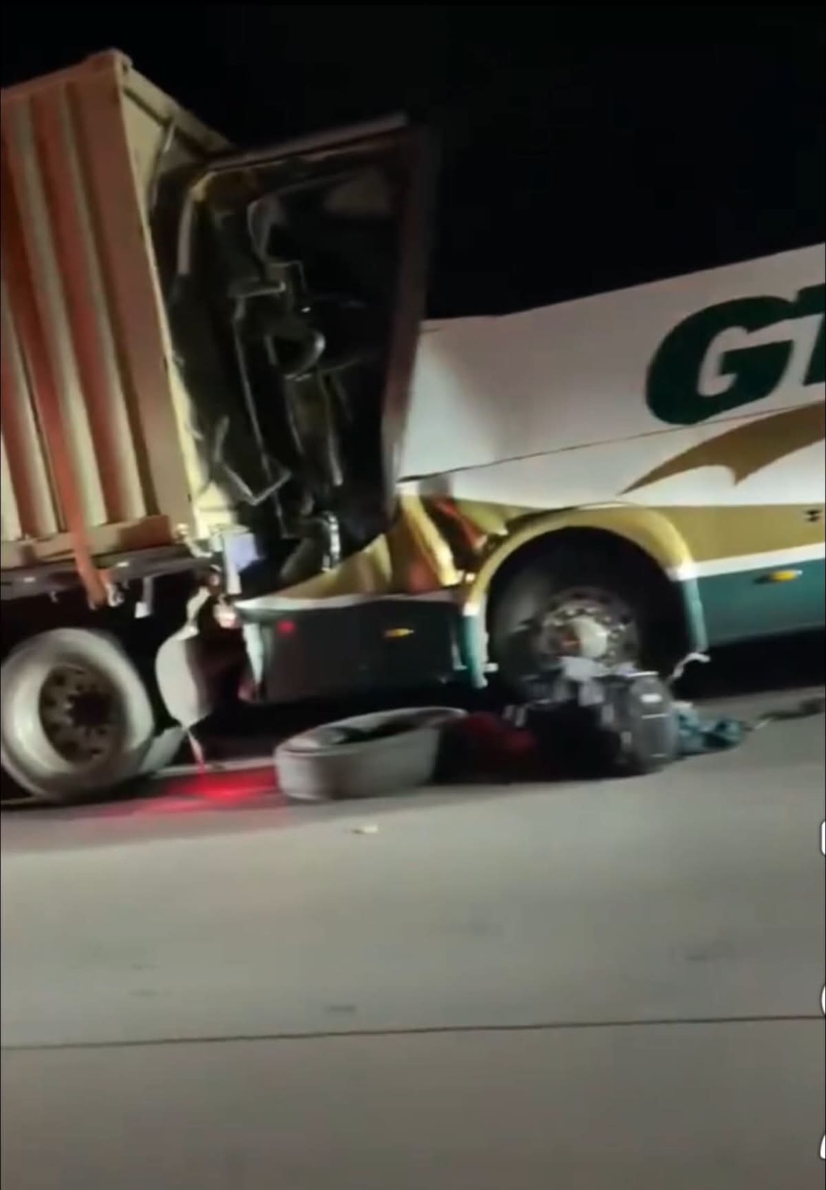 Autoridades investigarán el choque entre un autobús y un tractocamión ocurrido en la carretera Guaymas–Ciudad Obregón.
