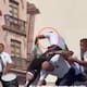 Desfile en Zacatecas se vuelve tendencia: policías realizan acrobacias y terminan en el suelo