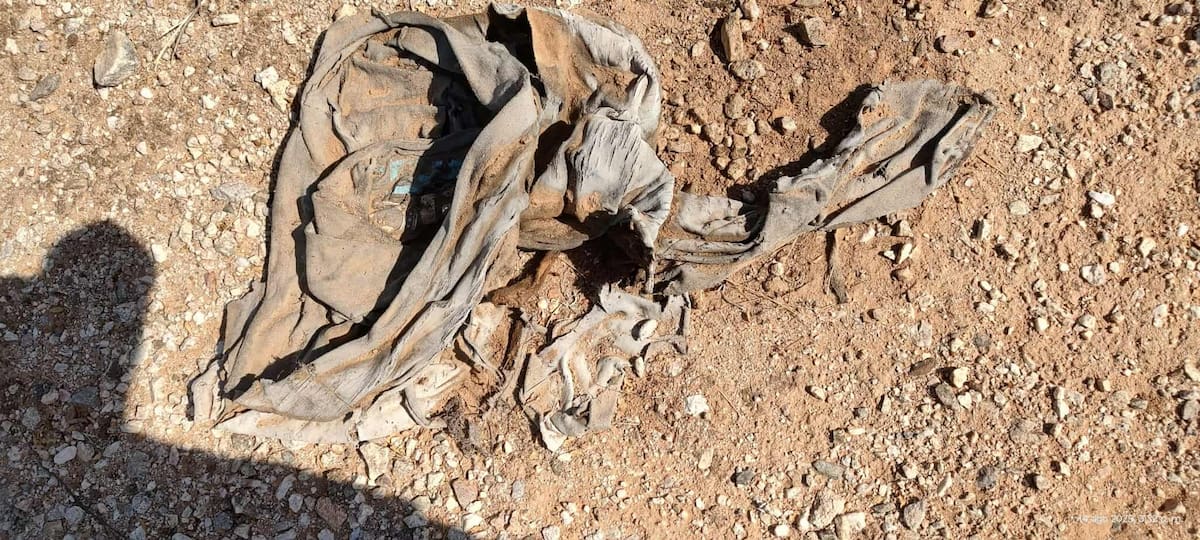Los restos se hallaron cerca del kilómetro 24 de la carretera Sonoyta–Puerto Peñasco, junto con prendas de vestir y objetos personales.