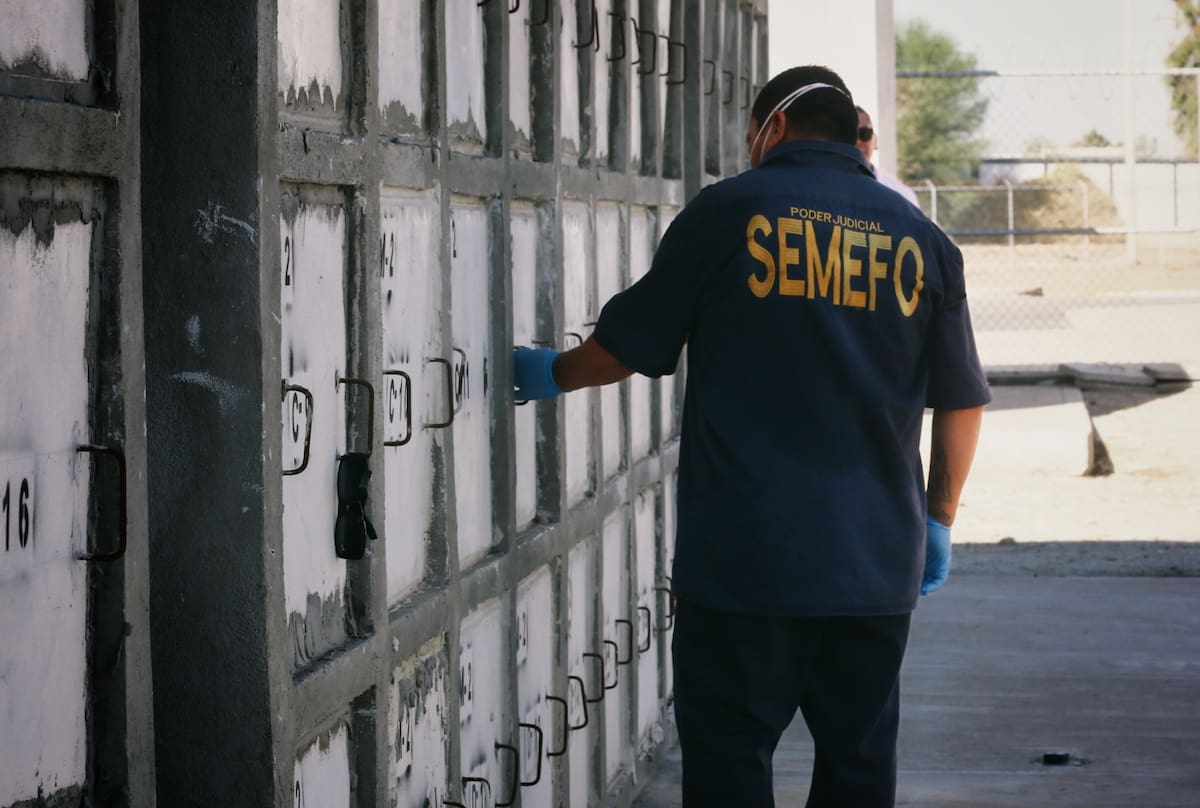 El Centro de Resguardo Forense de Mexicali mantiene bajo resguardo 488 cuerpos que no han sido identificados o reclamados, luego de que 531 fueran trasladados al inmueble desde julio de 2024. FOTO: Saúl Martínez