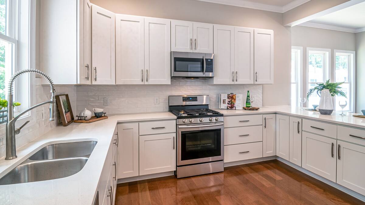 Las paredes de la cocina suelen mancharse con grasa durante la preparación de alimentos, especialmente si son de colores claros como blanco, crudo o beige/Foto: Canva