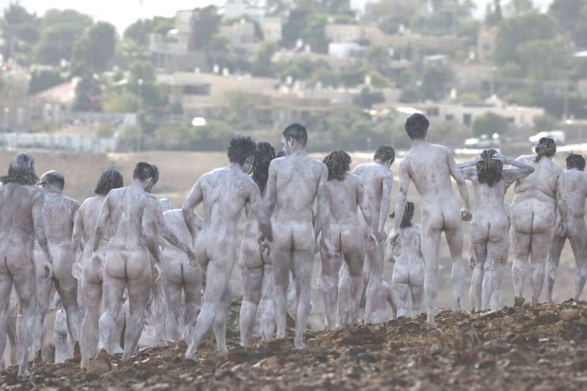 La espectacular "tubería" formada por cuerpos desnudos con el que el fotógrafo Spencer Tunick alerta sobre la crisis del mar Muerto