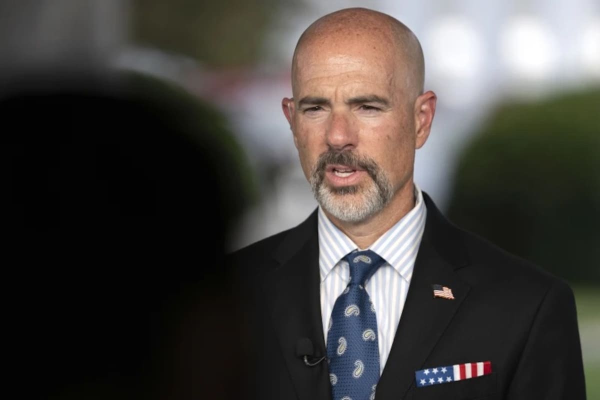 El administrador de la DEA, Terrance Cole, habla durante una entrevista televisiva frente a la Casa Blanca, el 12 de agosto de 2025, en Washington. | Crédito: AP/Mark Schiefelbein, archivo