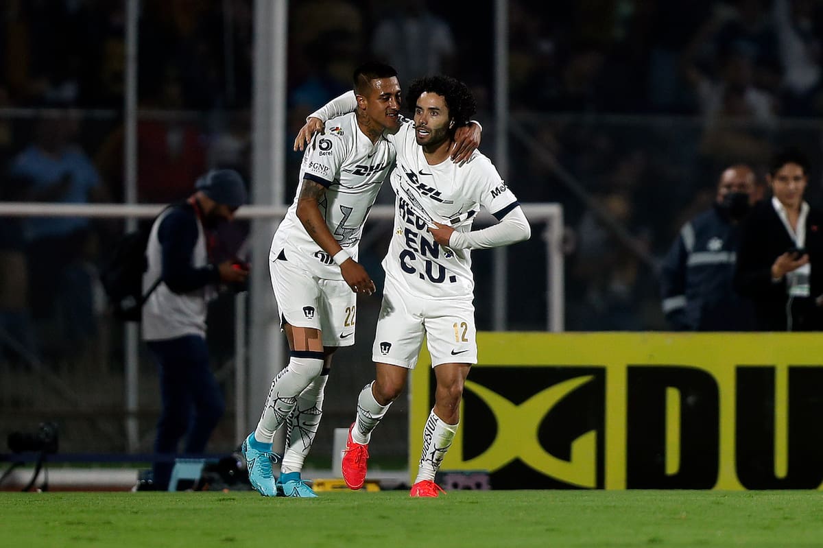 Robert Ergas (i) y César Huerta de Pumas celebran un gol anotado al Guadalajara, durante un juego de vuelta por los Cuartos de Final del torneo Apertura 2023 de la Liga MX, en el estadio Olímpico Universitario de Ciudad de México. (México). EFE/Isaac Esquivel