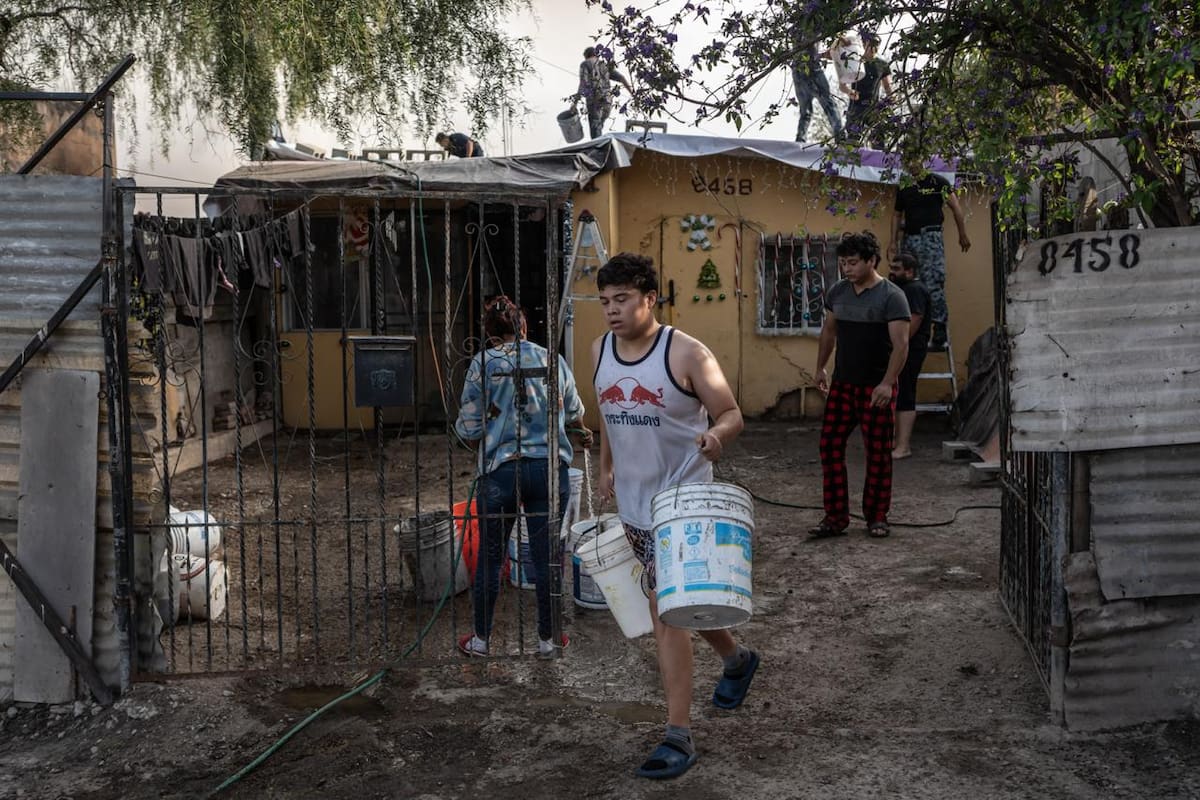 Un incendio de gran magnitud consumió cuatro viviendas y causó afectaciones en otras tres entre las calles El Mexicano y Río Éufrates, sin que se reportaran personas lesionadas. Foto: Border Zoom