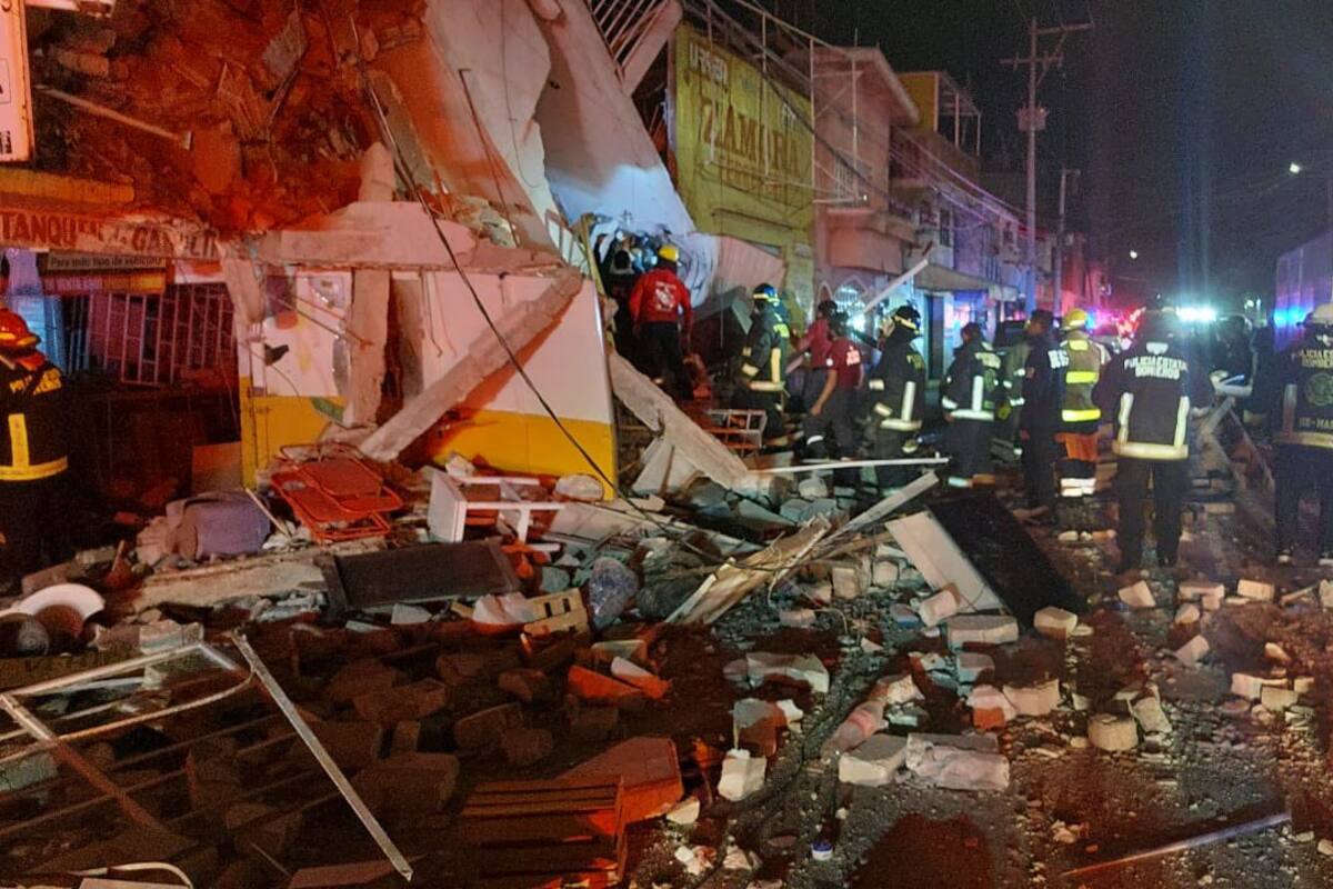 Explosión de tanque de gas provoca derrumbe de un edificio en Puebla