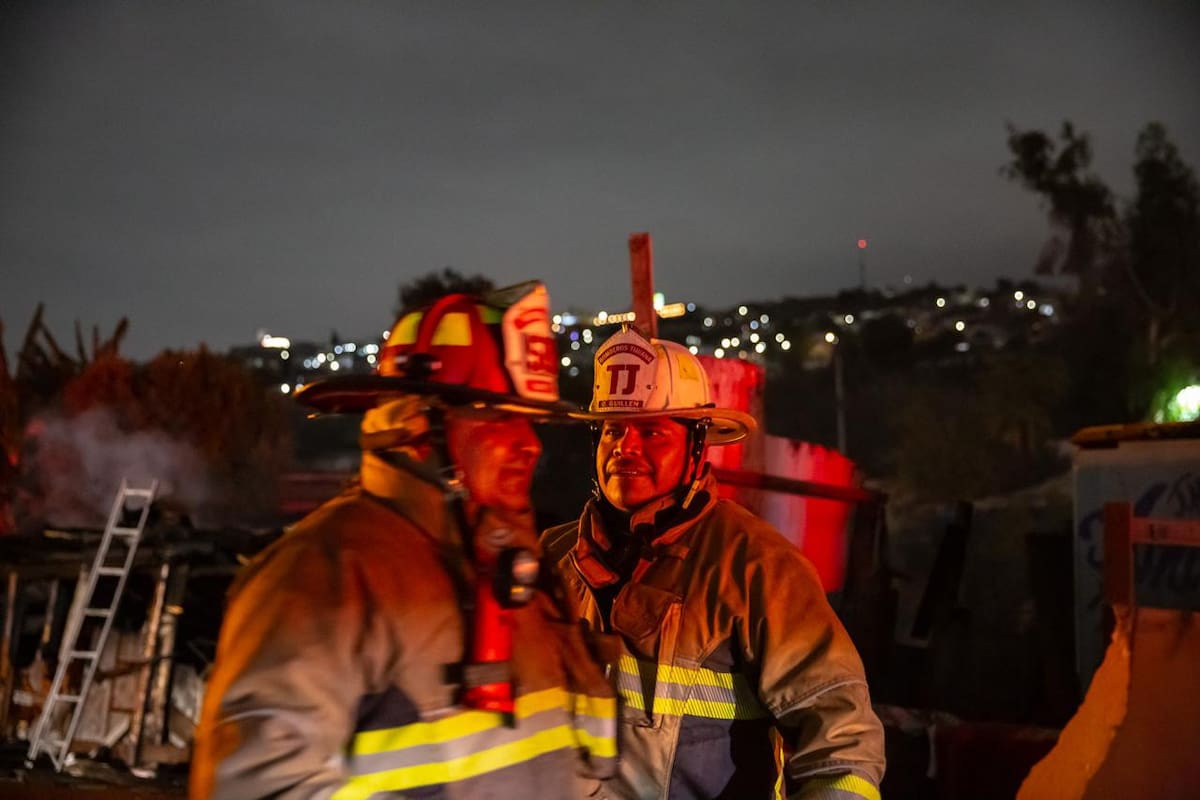 Un incendio registrado la noche del jueves consumió por completo una casa y una traila ubicadas a un costado de la Vía Rápida Alamar. Fotos: Border Zoom