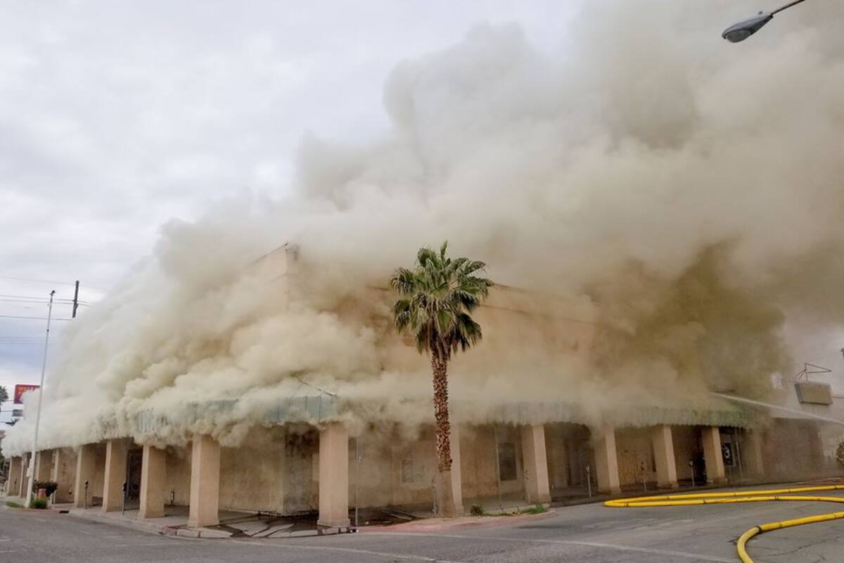 Arde edificio abandonado en Calexico