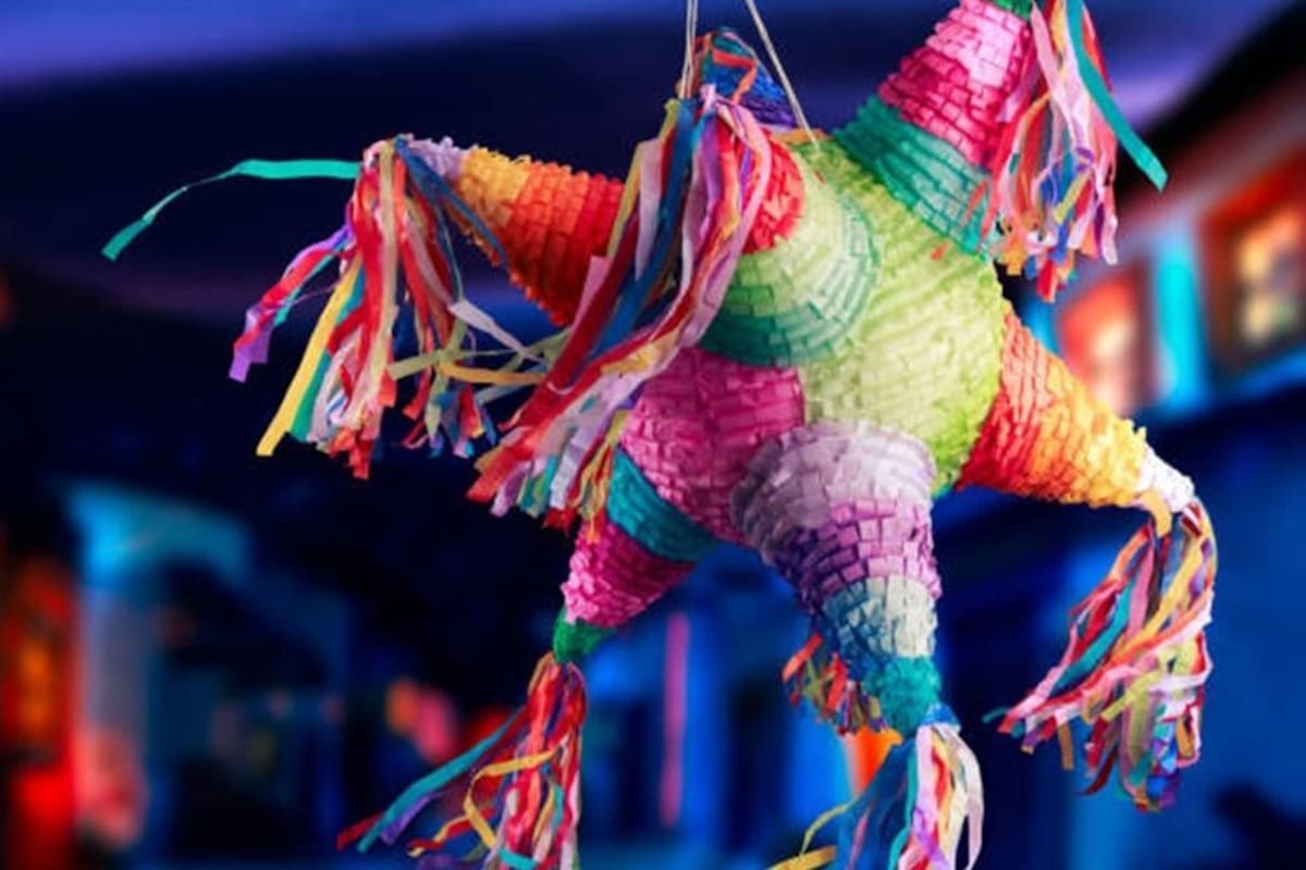 Elabora piñatas para atender a sus dos hijos enfermos
