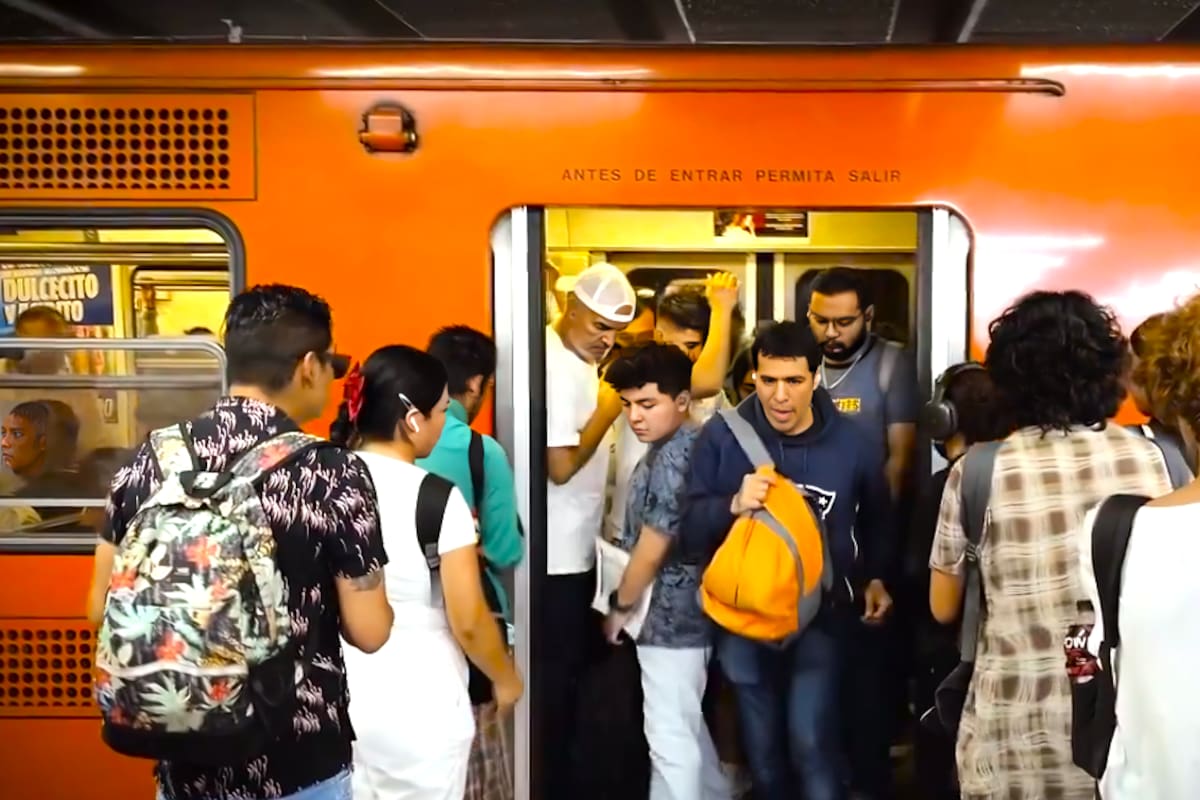 Detienen a estadounidense y francés por grafitear un vagón del Metro CDMX