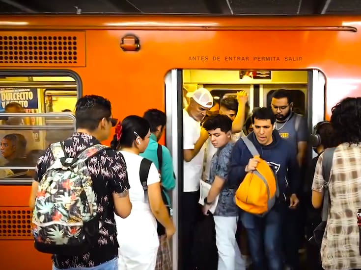 Detienen a estadounidense y francés por grafitear un vagón del Metro CDMX