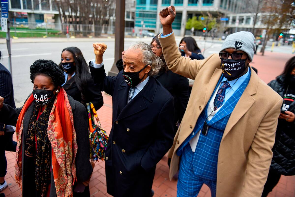 El reverendo Al Sharpton (C) y miembros de la familia de George Floyd caminan hacia el juzgado el primer día de los alegatos finales del juicio por asesinato del ex oficial de policía de Minneapolis Derek Chauvin, quien fue acusado de la muerte de Floyd, en Minneapolis, Minnesota, EE. UU. , 19 de abril de 2021. EFE/EPA/CRAIG LASSIG