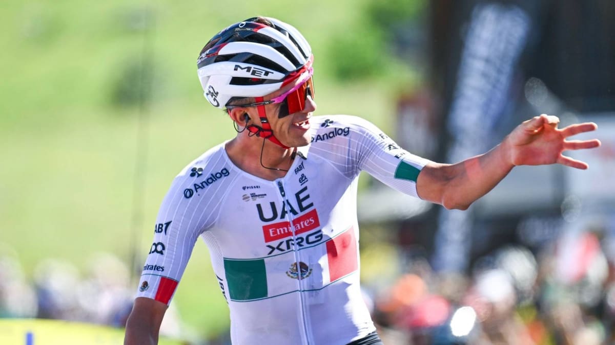 Isaac del Toro porta orgulloso un jersey con la bandera de México al frente. (Foto: Archivo GH)