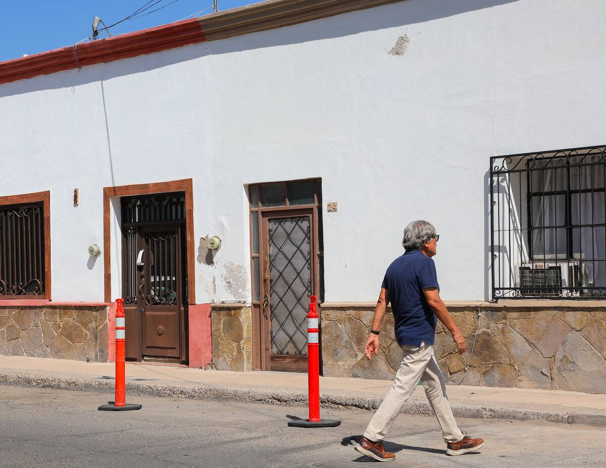 Autoridades de Tránsito señalan que aunque el espacio esté a un paso
fuera de la propiedad de quien la aparta, no se deben de apropiar de la
vía púbica. FOTO: GERADO GONSÁLEZ