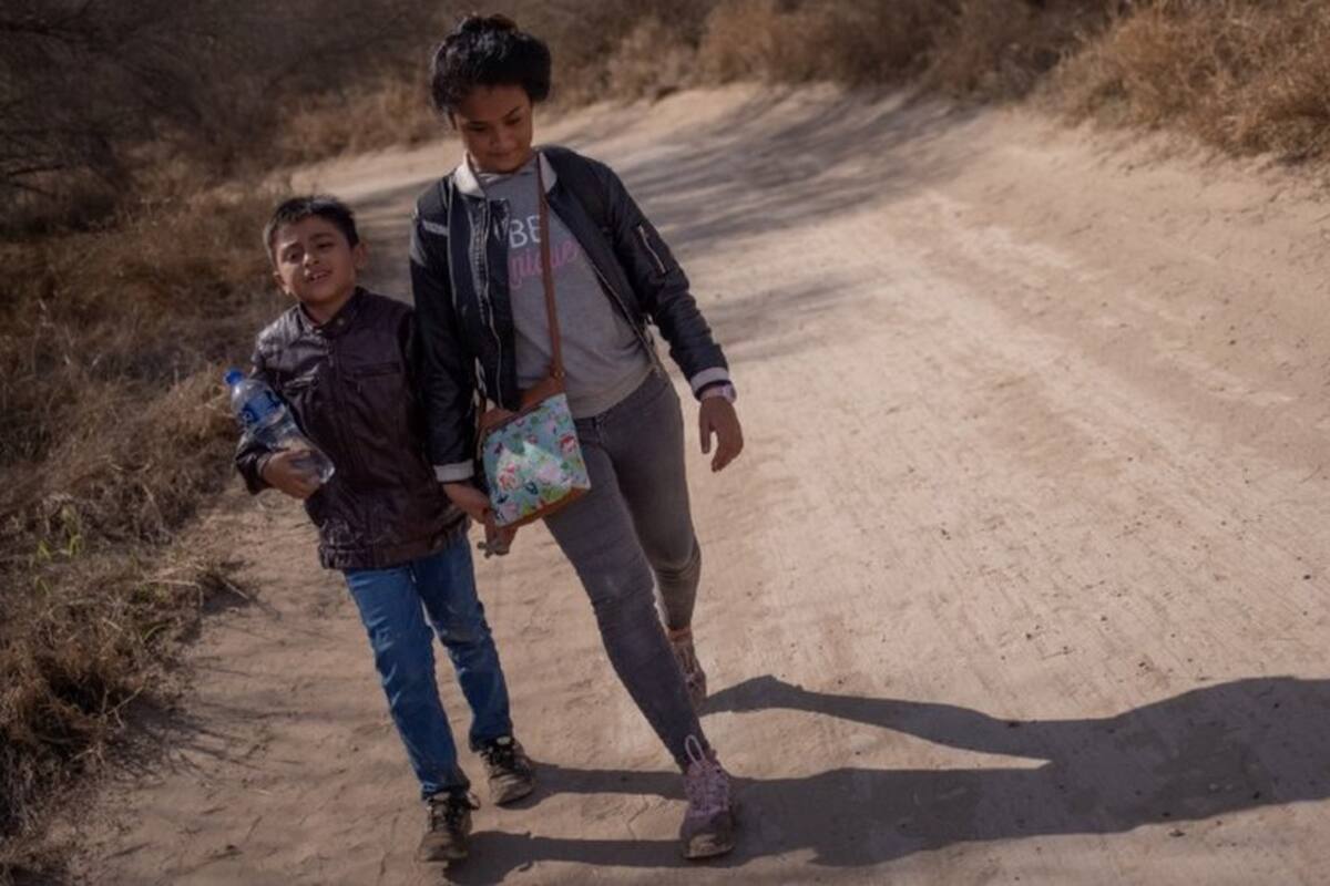 Qué hace EE.UU. con el "abrumador" número de niños que están cruzando solos la frontera