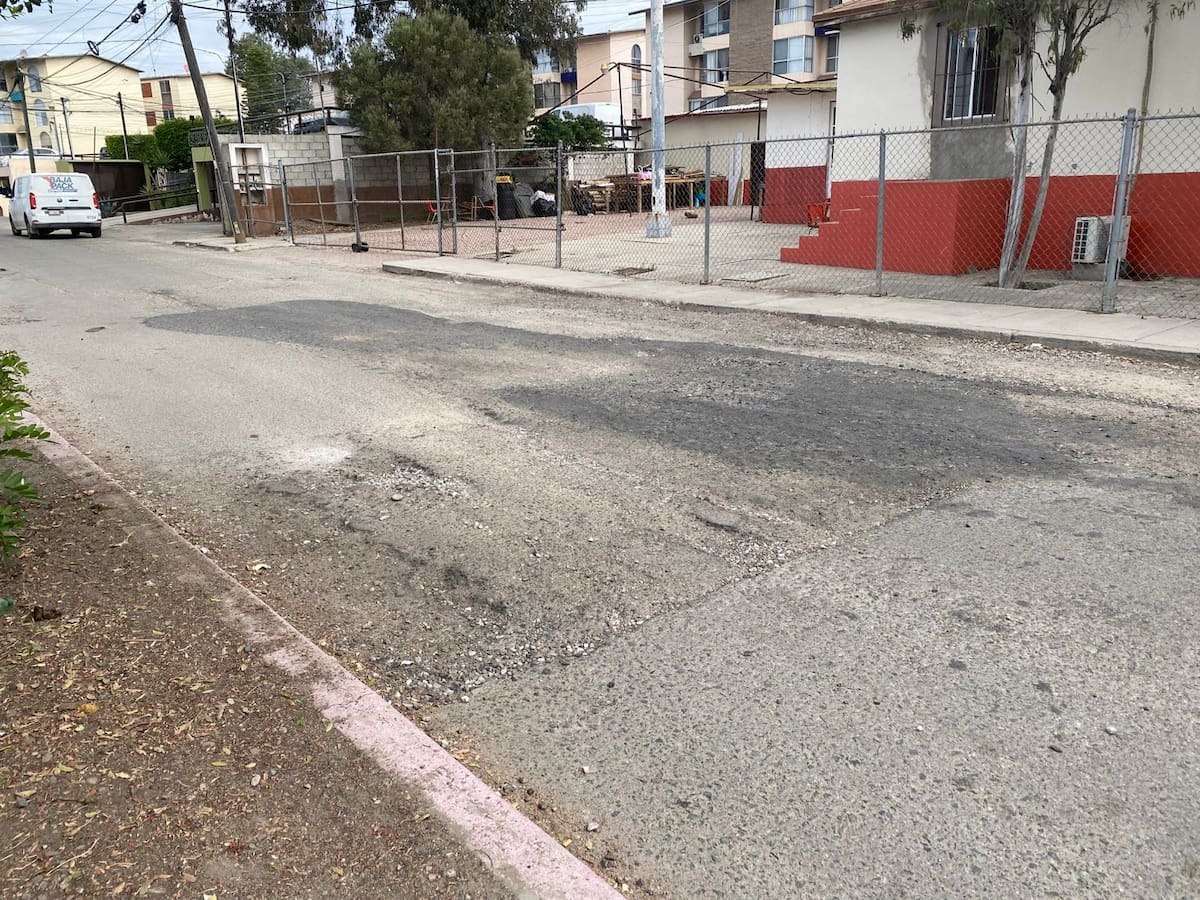 Las afectaciones sobre la avenida De Las Plazas no se limitan a caer en baches, sino también al transitar por topes y “vados”, refieren. Foto: Emmanuel Castañeda