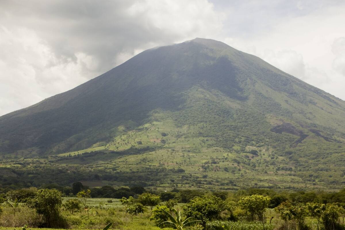Volcán activo pone en peligro a tres municipios de El Salvador