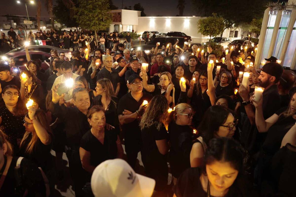 Se manifiestan trabajadores del Poder Judicial de la Federación por fuera de las instalaciones con velas y vestidos de negro. Fotos: Teodoro Borbón