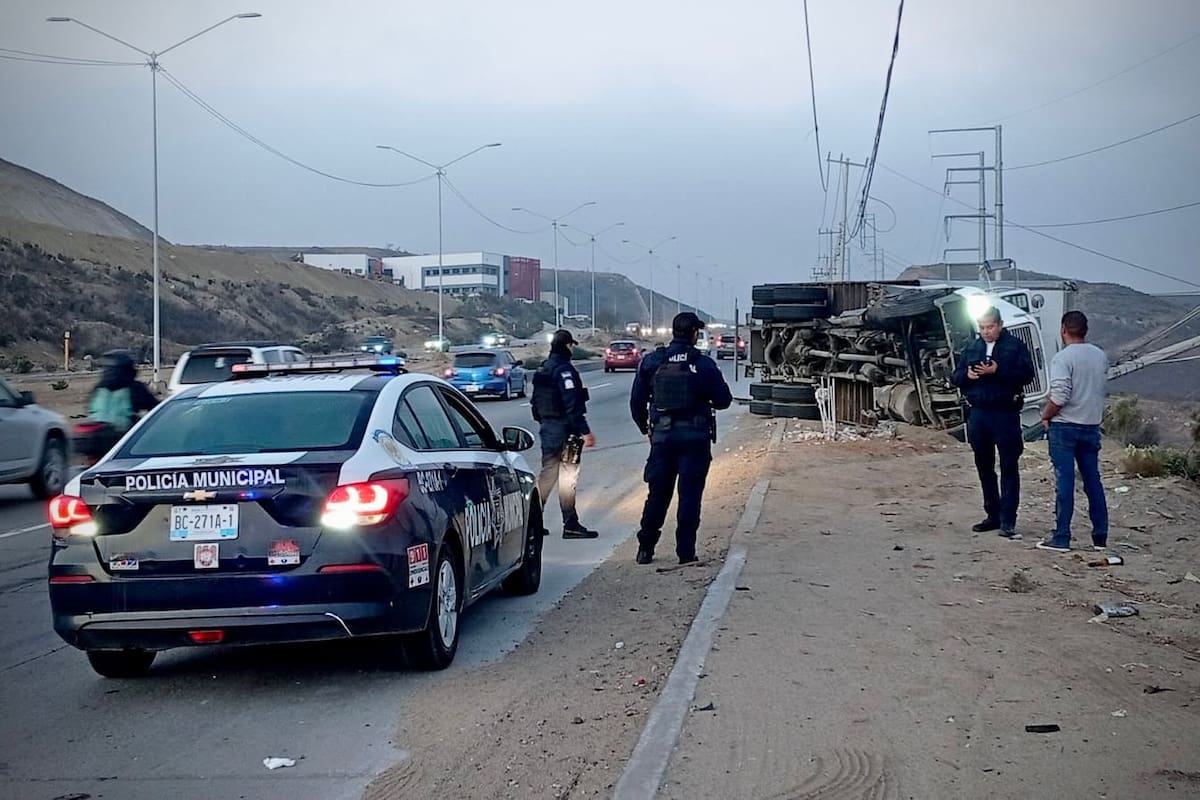Volcadura genera caos vial