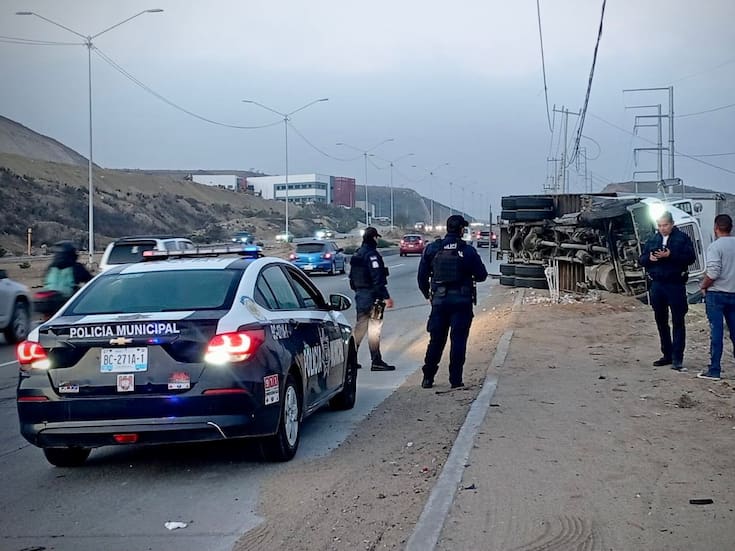 Volcadura genera caos vial