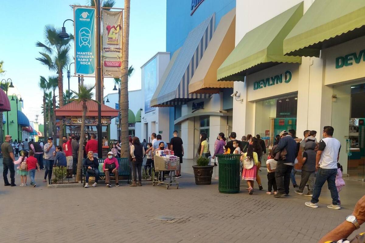Hacen largas filas para comprar ropa y artículos deportivos