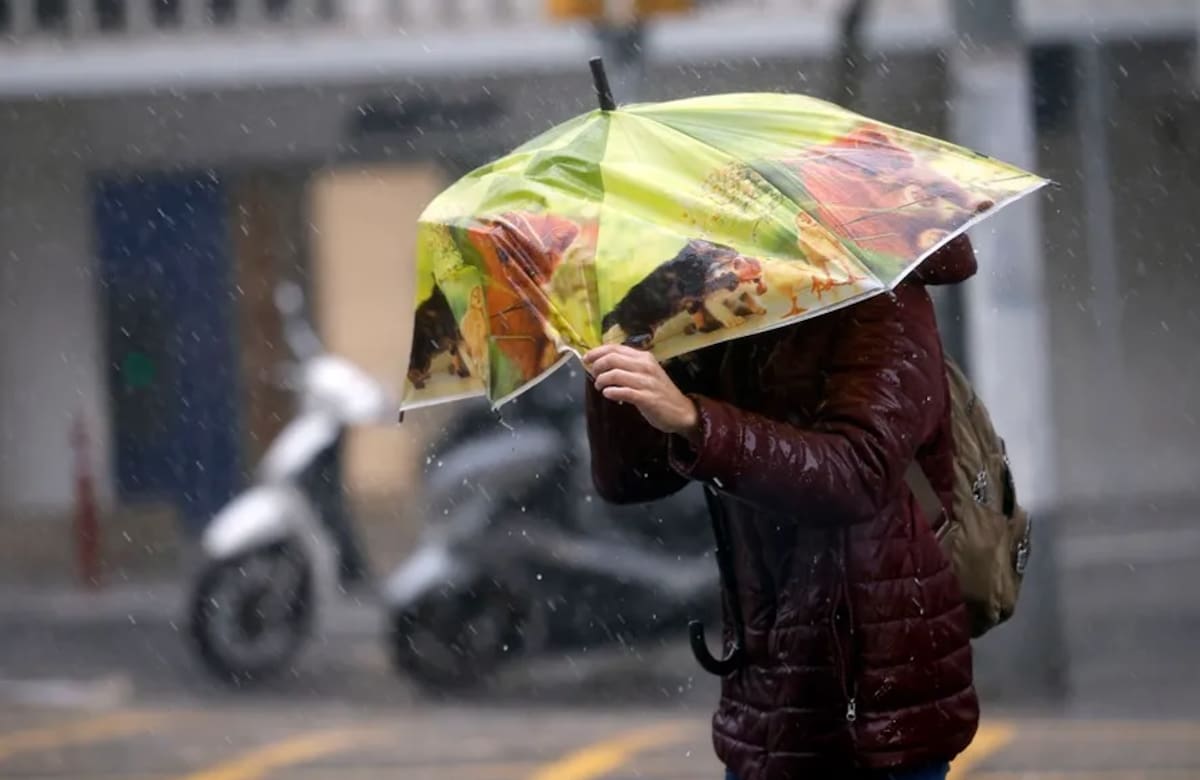 Una mujer se protege de la lluvia en el centro de Barcelona este lunes. / EFE-Alberto Estévez