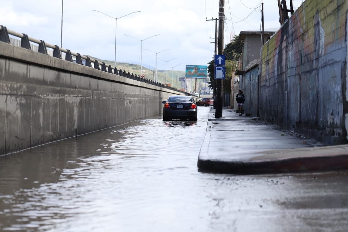 Dejan lluvias en Tijuana encharcamientos y calles inundadas