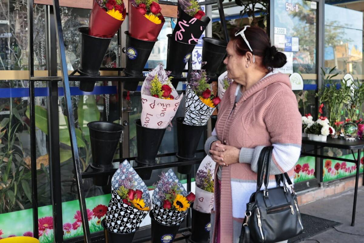 Hay flujo de gente en florerías por San Valentín