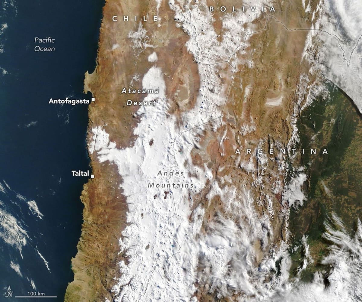 Una imagen del satélite Terra de NASA muestra la extensa cubierta de nieve que atravesó parte del desierto de Atacama el 19 de agosto de 2026 y alcanzó zonas cercanas a la costa del Pacífico.
