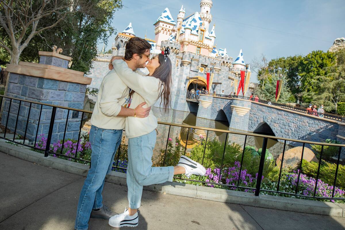 Diego Boneta y Renata Notni disfrutan de Disney