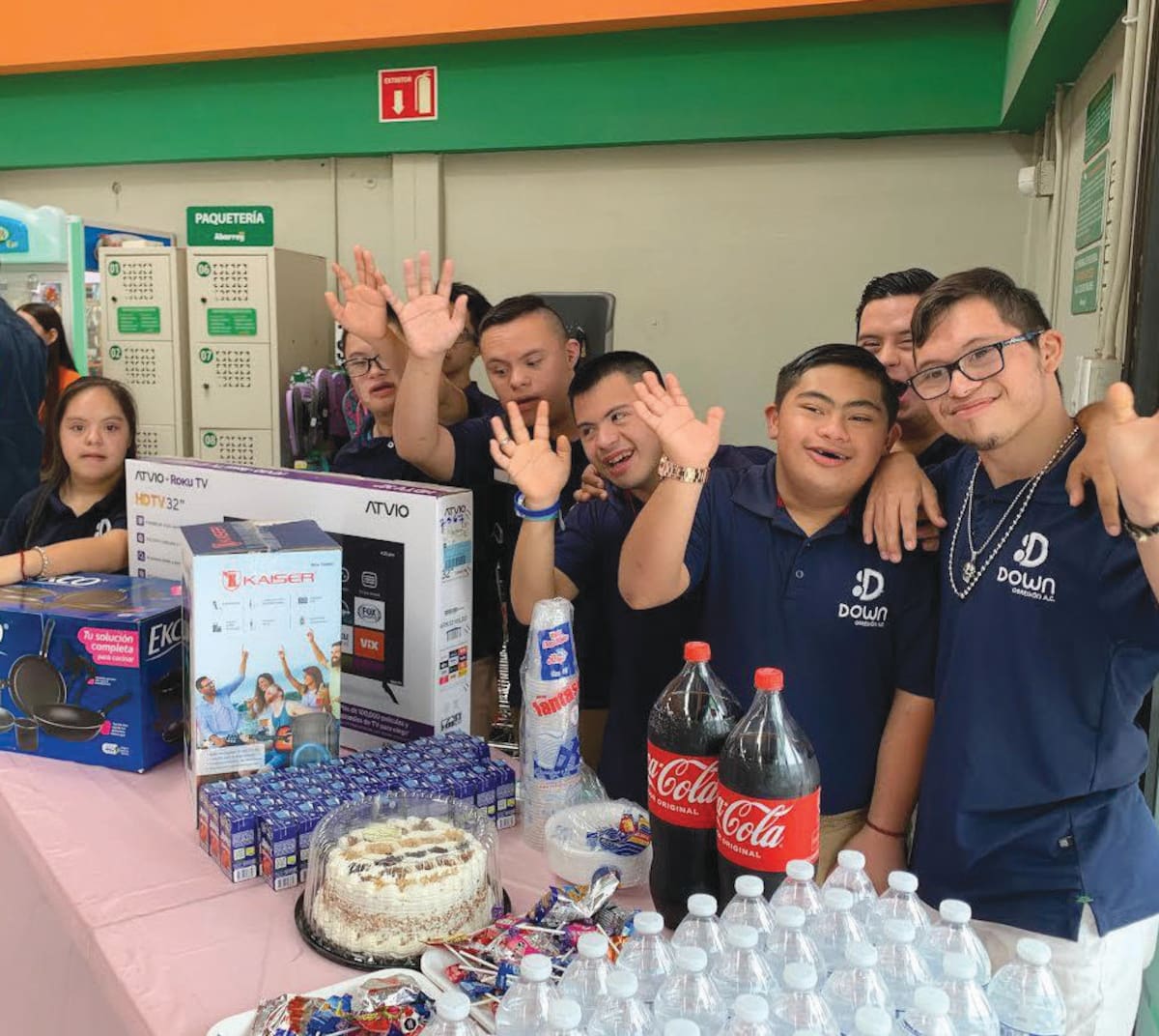 El donativo que recibió la agrupación Down Obregón se logró gracias a la buena respuesta de los clientes que dijeron sí al programa de redondeo de tiendas Abarrey. FOTO: MAYRA ECHEVERRÍA