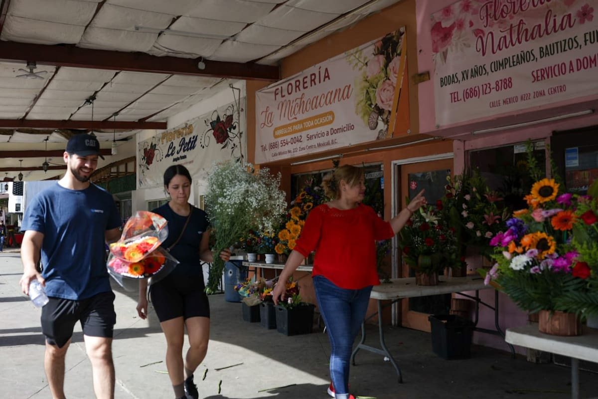 Gran flujo de gente en florerías de Mexicali