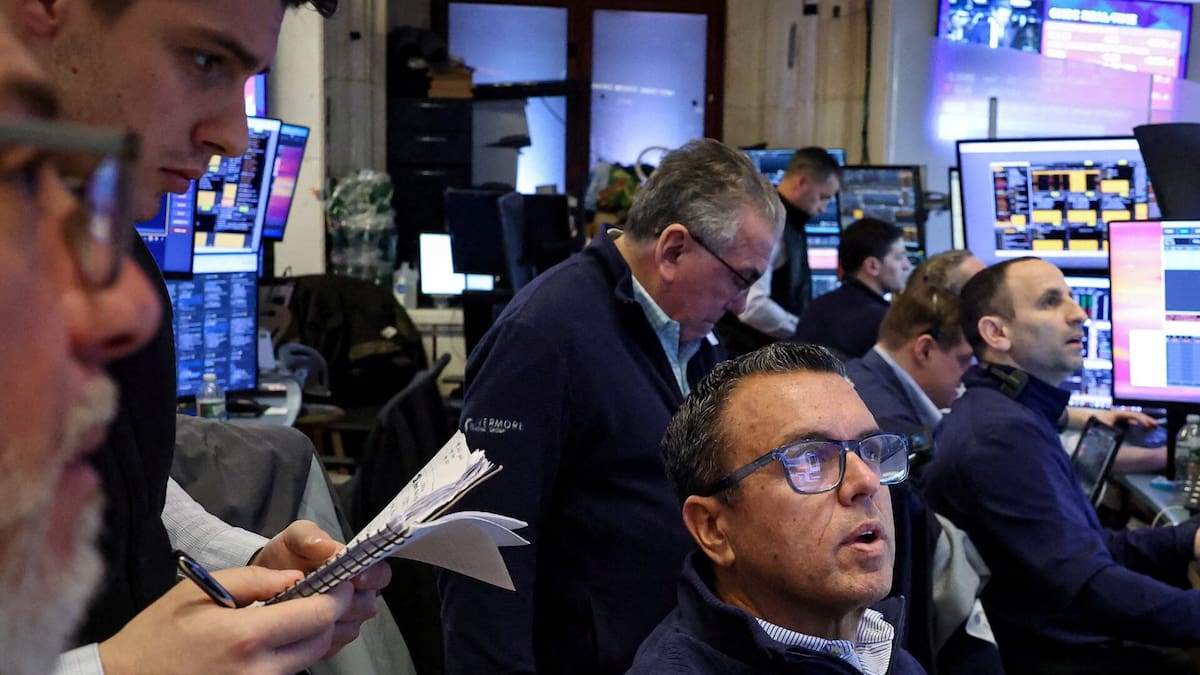 La interrupción de rutas energéticas estratégicas aumenta la volatilidad en los mercados globales y eleva los temores inflacionarios. /Reuters