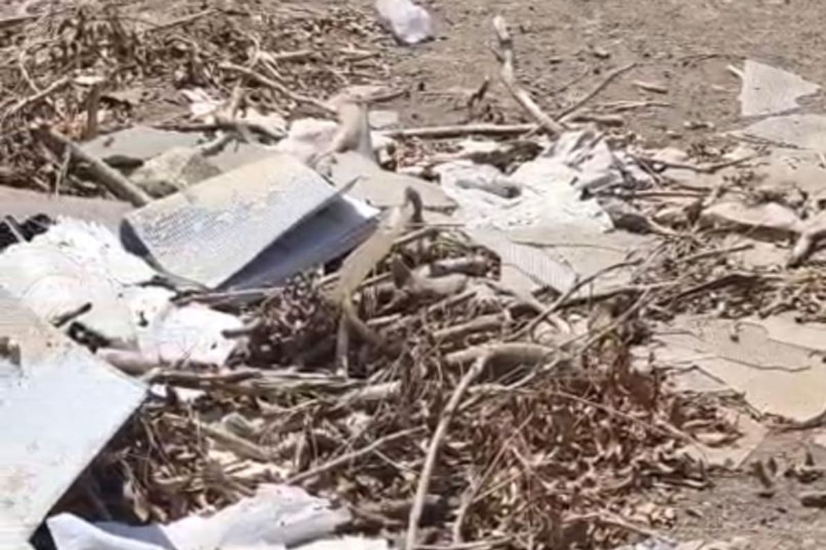 Basurero clandestino invade calle en colonia Aztlán de Rosarito