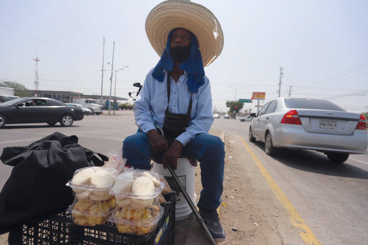 También se apoya en su bastón.