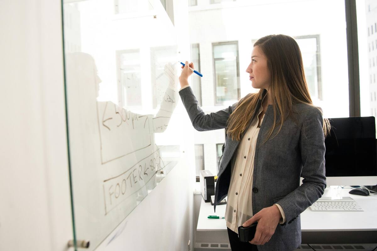 Ilustrativa de mujer trabajando. | Crédito: Pexels.