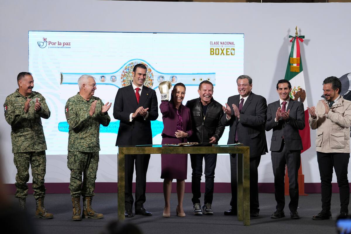 Cuauhtémoc, Ciudad de México, México, 28 de marzo de 2025.
La doctora Claudia Sheinbaum Pardo, presidenta Constitucional de los Estados Unidos Mexicanos en conferencia de prensa matutina “Las mañaneras del pueblo”, en el Salón Tesorería de Palacio Nacional. La acompañan Ricardo Trevilla Trejo, secretario de la Defensa Nacional; Salvador Fernando Cervantes Loza, director general de Ingenieros de la Secretaría de la Defensa Nacional; Zoé Robledo Aburto, director general del Instituto Mexicano del Seguro, Social (IMSS); Rommel Pacheco, director general de la Comisión Nacional de Cultura Física y Deporte de México; Bulmaro Juárez Pérez, divulgador de lenguas indígenas, presentador de la sección “Suave Patria”; Miguel Torruco, director nacional de promoción al deporte y Bienestar; Mauricio Sulaimán, presidente del Consejo Mundial del Boxeo y Julio César Chávez, exboxeador. Foto: Presidencia