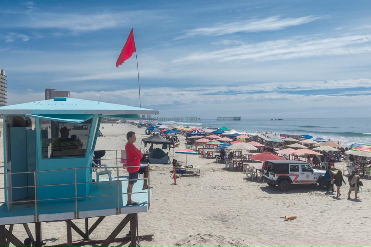 Playas de Rosarito lucen abarrotadas durante Semana Santa