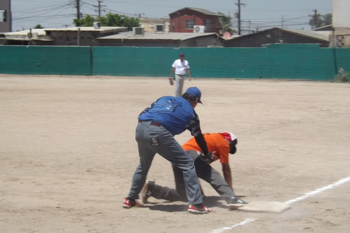 Sigue el béisbol en los Decanos