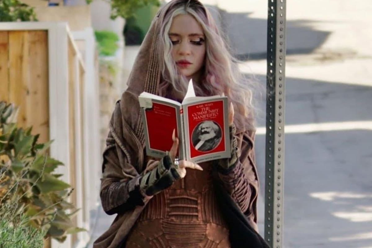 Captan a Grimes leyendo el manifiesto comunista tras su ruptura con Elon Musk