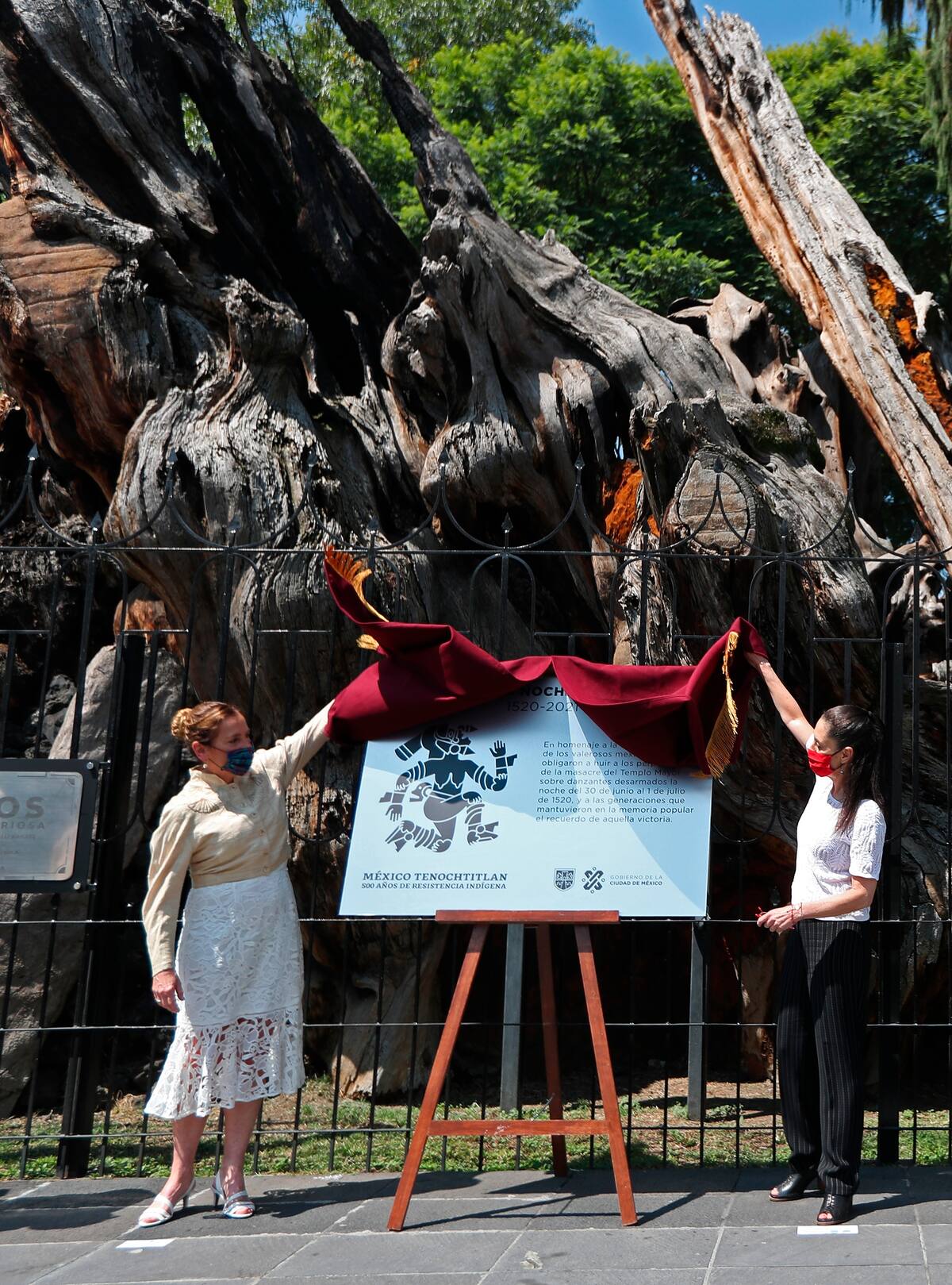 La jefa de Gobierno de la capital mexicana, Claudia Sheinbaum (d), acompañada por la coordinadora nacional de Memoria y Cultura de México, Beatriz Gutiérrez Müller (i), durante el evento de "Reivindicación de la Noche Victoriosa" este martes en la Ciudad de México. EFE/Mario Guzmán