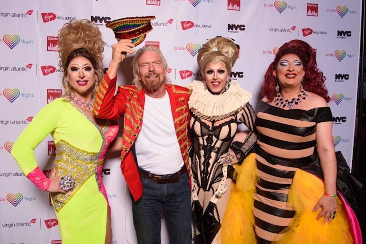 Familia viaja entre drag queens en el 'Pride Flight' de Virgin Atlantic