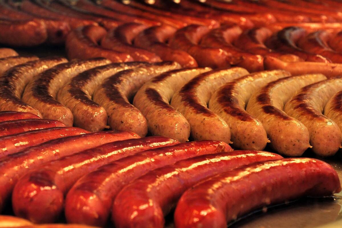 TikTok: Experimentan con una salchicha que es 'devorada' por ácido