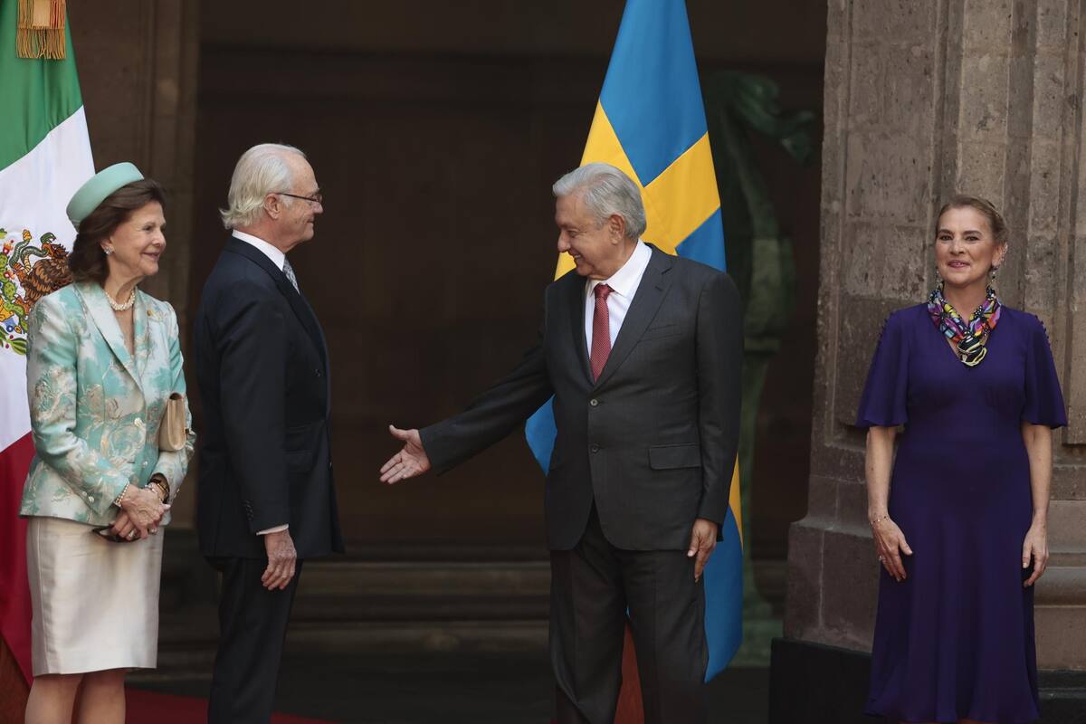 El rey de Suecia Carlos XVI Gustavo (2i) y la reina Silvia (i) son recibidos por el presidente de México, Andrés Manuel López Obrador (c) y su esposa Beatriz gutiérrez Müller (d), durante una recepción oficial este martes en Palacio Nacional de la Ciudad de México (México). EFE/ José Méndez