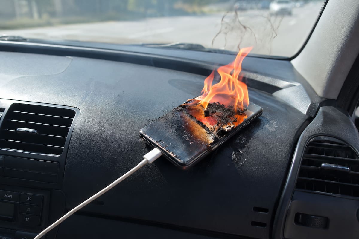 Un celular puede incendiarse al cargarse dentro de un auto por sobrecalentamiento y fallas en baterías de litio, según expertos, y estos son los factores de riesgo que debes evitar en el uso diario