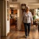 ¿Caminar en casa funciona para los adultos mayores?