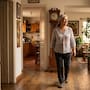 Caminar dentro de casa sí cuenta: cuánto tiempo recomiendan los especialistas de la salud y cómo convertirlo en actividad semanal