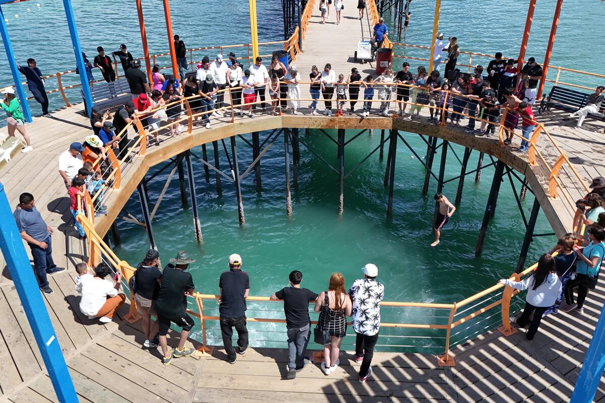 Rescatan a dos adultos y dos menores en mar de Bahía de Kino, se metieron al agua en dona inflable