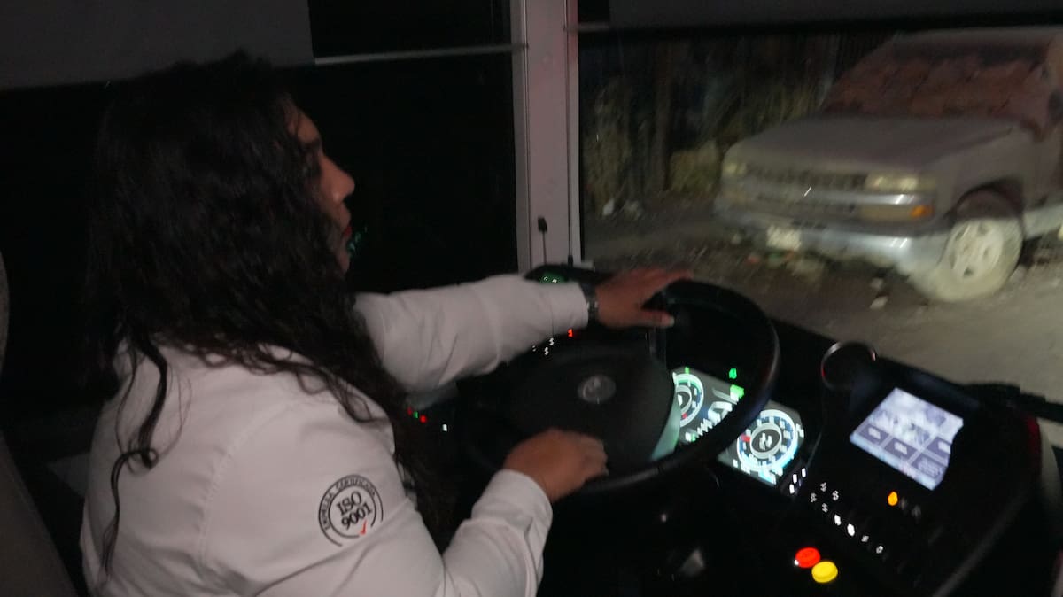 De los 10 choferes del HBus, 5 son mujeres. Cuentan con una cabina independiente, la cual tiene un tablero digital y un monitor con la imagen de las cámaras de seguridad. FOTOS: JUAN HERNÁNDEZ