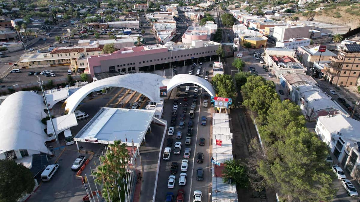 Largas filas en garitas Mariposa y Dennis DeConcini de Nogales. | Crédito: Manuel Jiménez